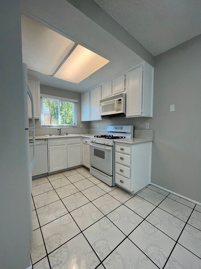 Building Photo - Newbury Park townhome w/3+2, en-suite, gar...