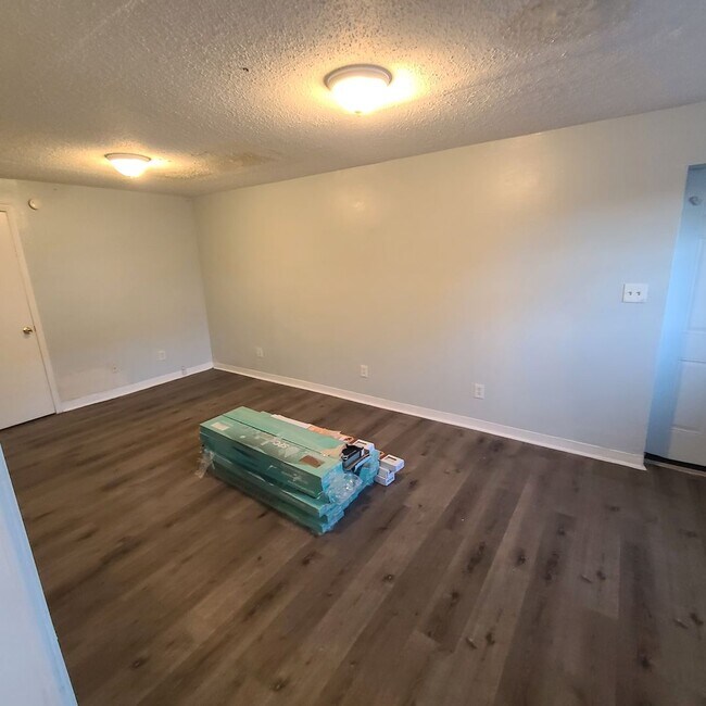Building Photo - Charming Three Bedroom One Bathroom House ...