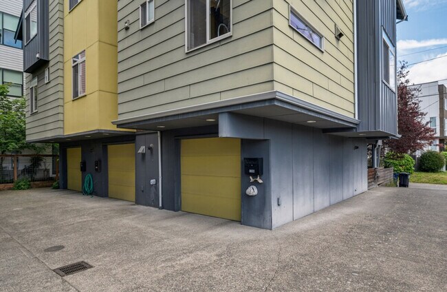 Building Photo - 1308 E Marion St