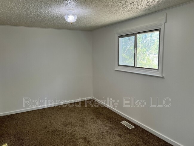 Building Photo - 659 Elm St