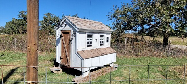 Building Photo - 2/1 Farmhouse in Smithville TX