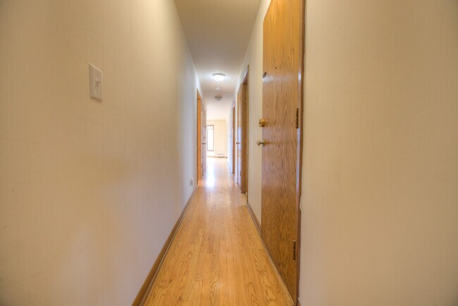 Building Photo - 5715 N Cicero Ave