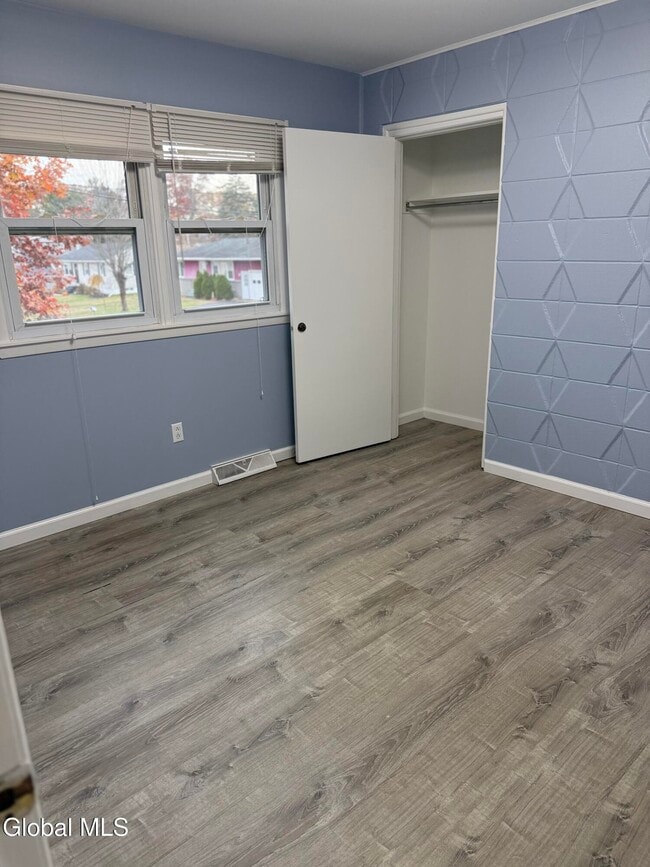 Building Photo - 7 Elgin St