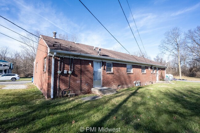 Building Photo - Charming 2-Bedroom Duplex in Indianapolis with Modern Amenities!