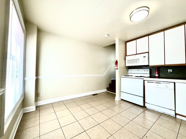 Building Photo - 707 Congress St