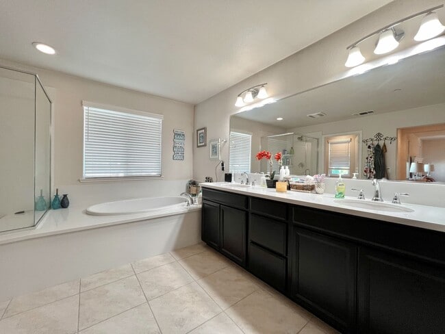 Building Photo - Perfect Family Home in Hollister