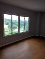 Building Photo - 1600 Park Cir