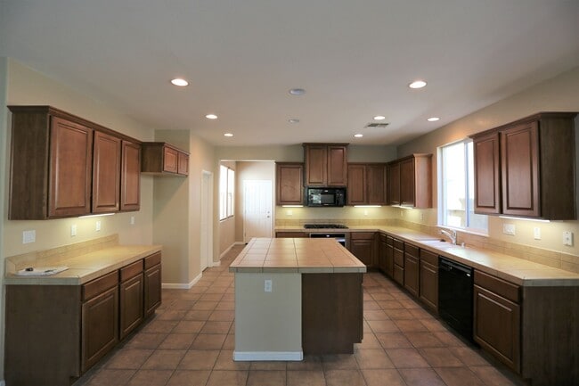 Building Photo - Gorgeous Home located in the heart of Patt...