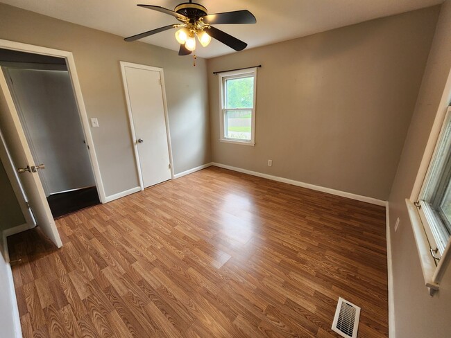 Building Photo - AMAZING 1 Level Columbia, TN Charmer!