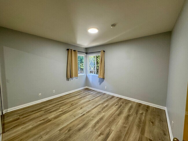 Building Photo - Dickens