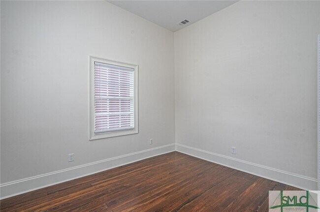 Building Photo - 405 E Anderson Ln