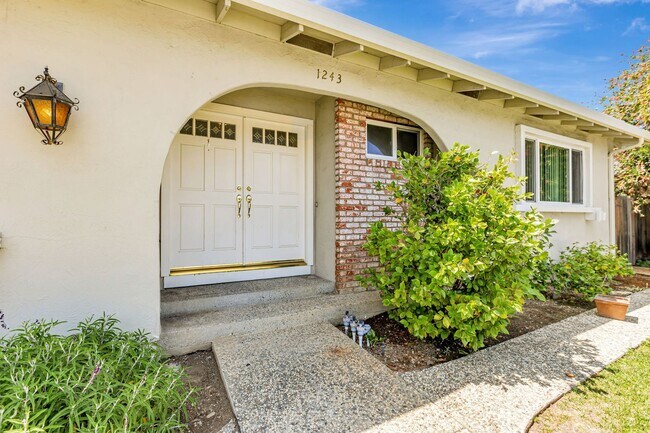 Building Photo - Ground Level Front Unit with 2 Car Garage