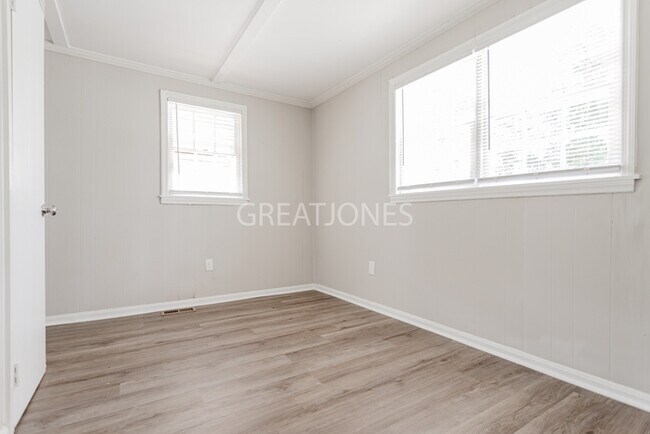 Building Photo - NOW OFFERING 1/2 MONTH FREE IF LEASE SIGNE...