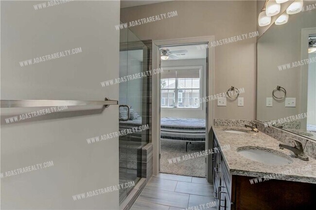 Building Photo - Like New Blue Valley Townhome-Available NOW!!