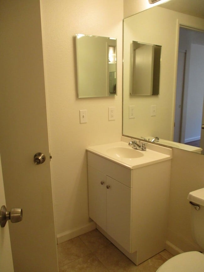 Building Photo - 2bd 1ba ground floor unit with 1 parking space