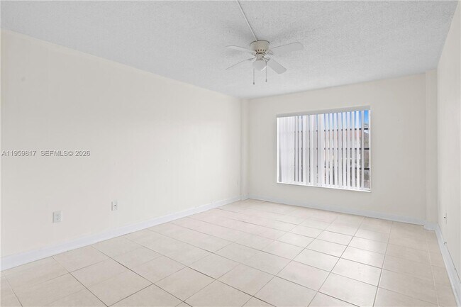 Building Photo - 4164 Inverrary Dr