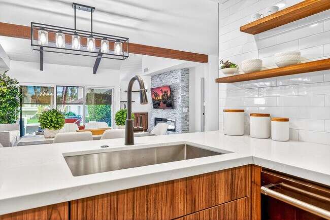 Building Photo - 352 Forest Hills Dr