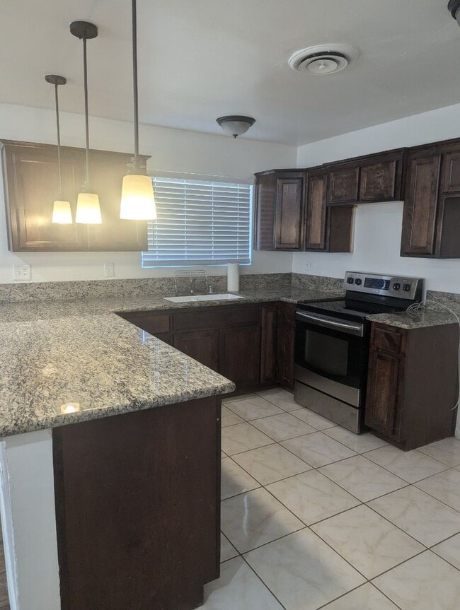 Building Photo - Clean 2 Bedroom / 1 Bathroom Apartment For Lease - Front Unit