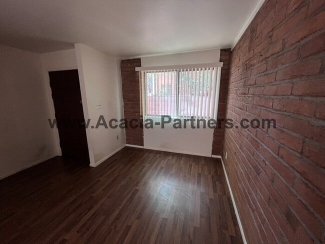 Building Photo - 2BD 2BA Duplex in Sam Hughes