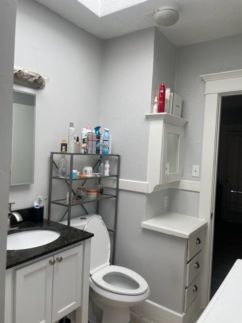 Building Photo - 417 E 7th St