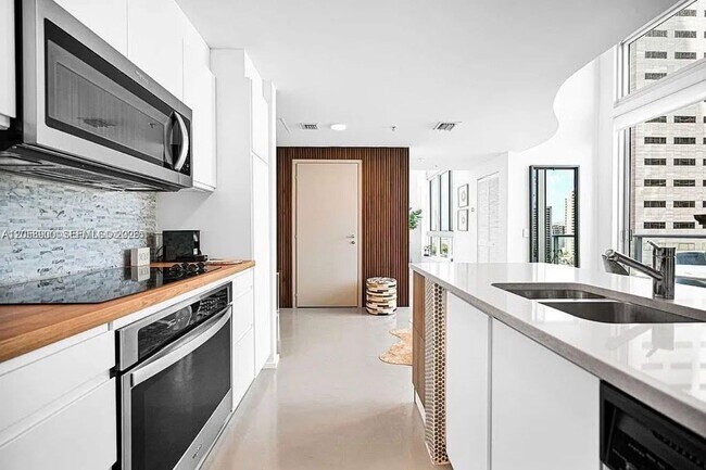 Building Photo - 300 S Biscayne Blvd