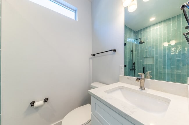 Building Photo - 2014 E 9th St