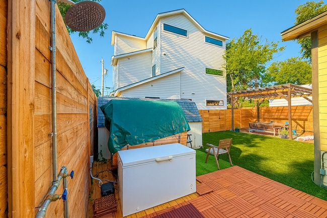 Building Photo - 1107 E 10th St