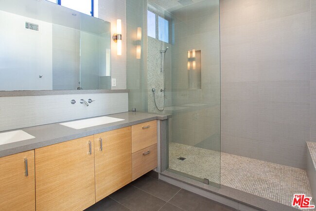 Building Photo - 8639 Whitworth Dr