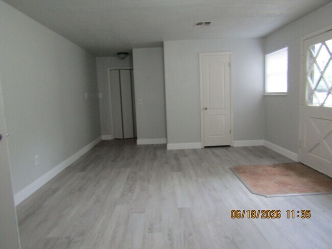 Building Photo - Freshly Painted/New Flooring home located closed to downtown Lawton/Ft. Sill