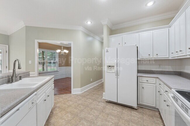 Building Photo - 4890 Somerset Dr