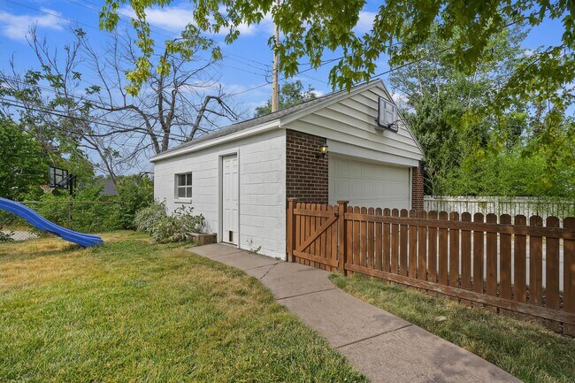 Building Photo - 2326 Bryan Ave
