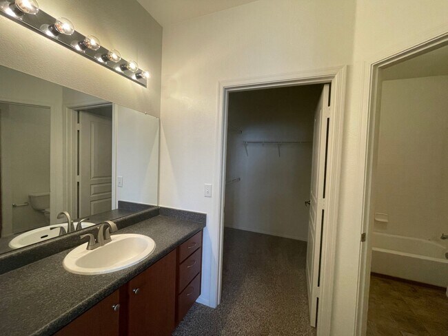 Building Photo - NEW CARPET AND PAINT, 2 bed/2 bath/ 1 CG/ Overlooking beautiful pool