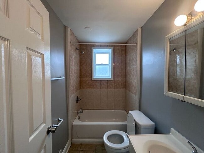 Building Photo - 1 Bedroom Plus Den HOUSE
