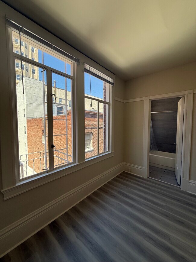 Building Photo - 422 Ellis St