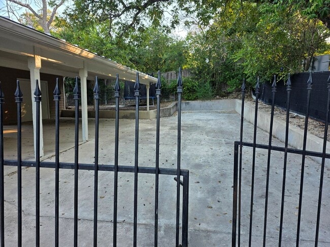 Building Photo - 801 Everett St