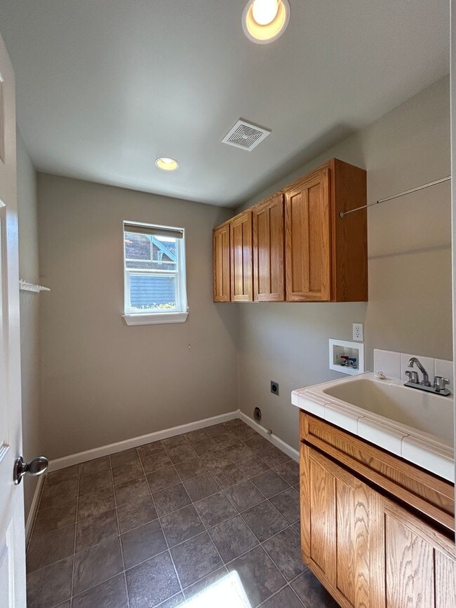 Building Photo - Well Maintained 3 Bedroom / 2 Bathroom Hom...