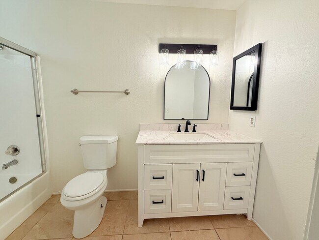 Building Photo - AVAILABLE NOW!!! 2 Bed 2 Bath Upstairs Apa...