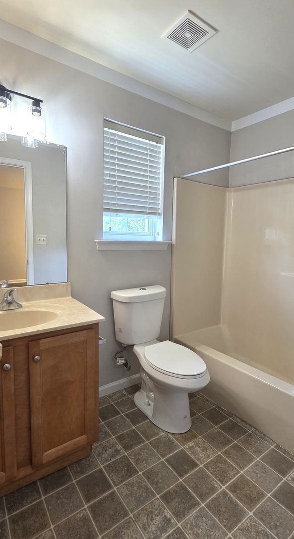 Building Photo - Beautiful 3 bedroom 2.5 bathroom END Unit ...