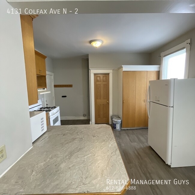 Building Photo - Nice 2 Bedroom! Laundry included, Off stre...