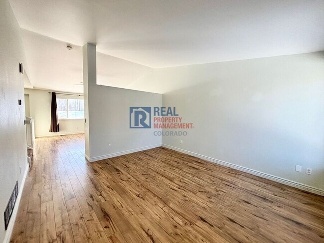 Building Photo - 4620 E Bennington Ave