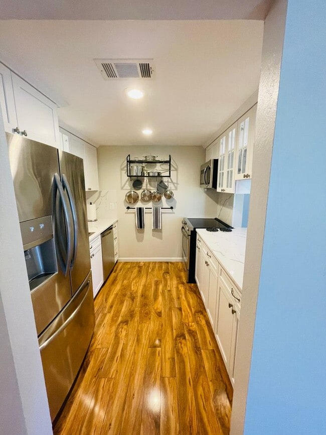 Building Photo - Gorgeous Completely Remodeled Single Story 2bed/2 bath Condo in Davis