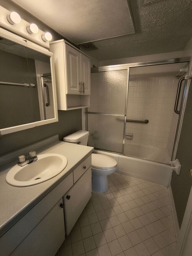 Building Photo - HUGE 2 Bedroom and Bathroom Apartment in East CB!