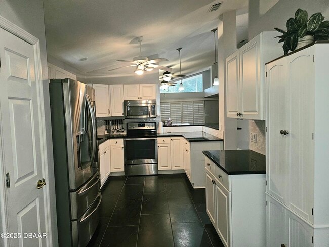 Building Photo - 6 Oak Village Dr