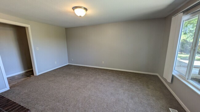 Building Photo - Single level 3 bedroom 2 bath home in the ...