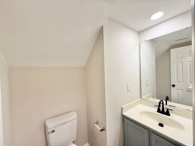 Building Photo - 707 Clay Hill Dr