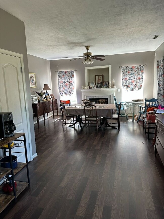 Building Photo - 3 Bedroom 2.5 Bath Single Family Home