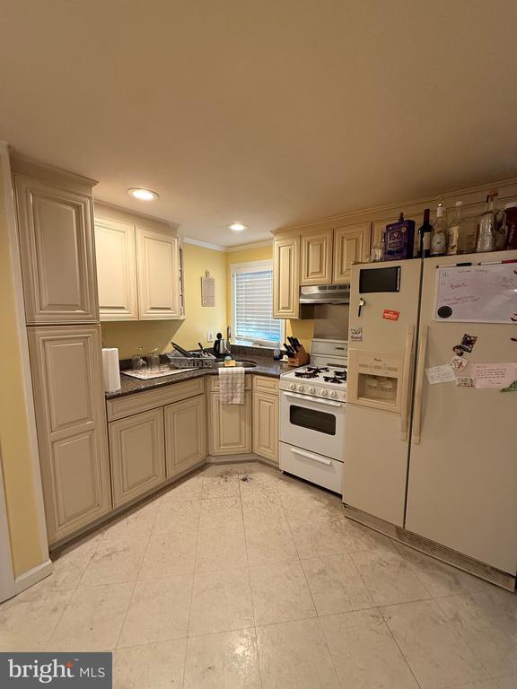 Building Photo - 2211 Browning Rd