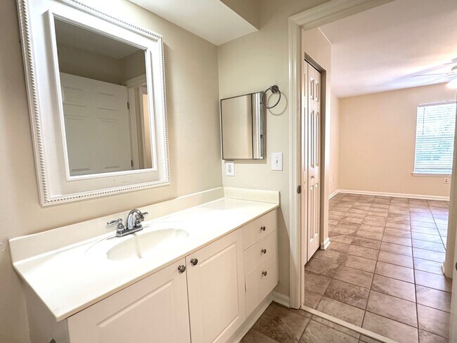 Building Photo - 1 Bed/1 Bath Condo. You'll Love This Commu...