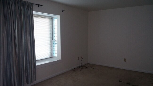 Building Photo - Spacious 2bd/1.5bth Condo Located in Laurel Square!!