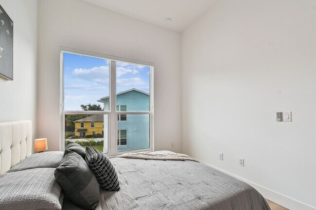 Building Photo - A charming coastal townhouse, just minutes from downtown St. Pete!